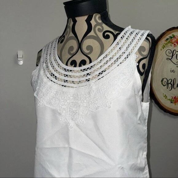 White sleeveless blouse with lace detail - Picture 2 of 8